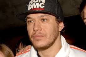 Material inédito e tributos ao Chorão serão lançados pela gravadora